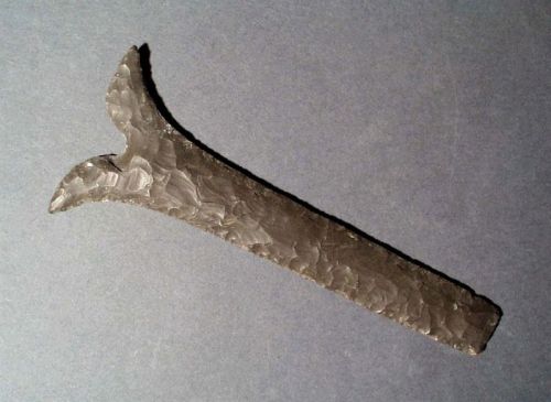 Knife peseshkef made of flint and coming from a tomb in Giza. VI Dynasty. Kunsthistorisches Museum of Wien. Photo: www.globalegyptianmuseum.org)