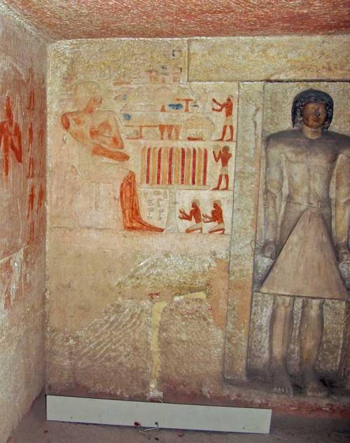 Funerary chapel of Iasen-front view with statue. Giza. Ancient Egypt. osirisnet